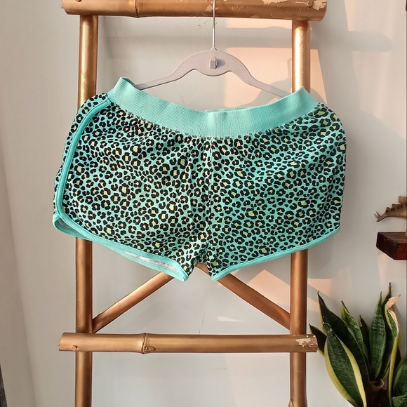 ✨FREE WITH PURCHASE✨ Animal Print Pyjama Shorts - Picture 6 of 17